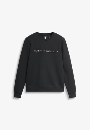 Sudadera negra de tejido suave con cuello redondo y puños acanalados. En la parte delantera muestra un texto metálico que dice "ANTONY MORATO."