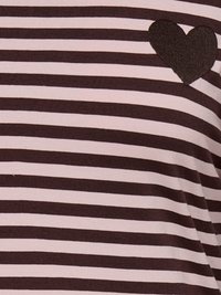 Ύφασμα με ασπρόμαυρες οριζόντιες ρίγες και ένα μικρό μαύρο καρδιά ράμμο κοντά στη πάνω δεξιά γωνία.