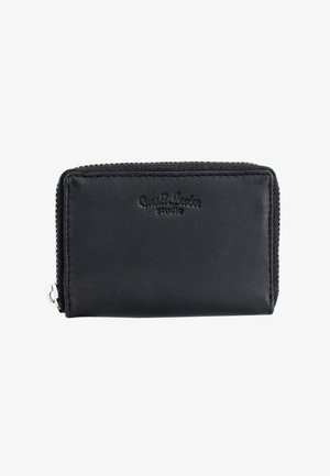 Cartera de cuero negro con superficie texturizada, cierre de cremallera y logotipo grabado. Forma rectangular compacta con esquinas redondeadas.