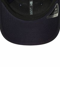 Marineblaue Snapback-Cap mit glatter Stoffoberfläche, flacher Krempe und schwarzen Akzenten auf der Innenseite. Besitzt ein Markenetikett innen.