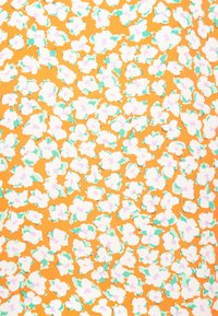 Tecido laranja com um padrão floral que apresenta flores brancas, folhas verdes e acentos rosa claro. O padrão é denso e distribuído de maneira uniforme.