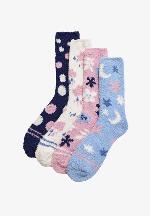 Cuatro pares de calcetines de felpa: marino con puntos blancos, crema con flores rosas, rosa con flores azules y azul claro con estrellas y lunas.