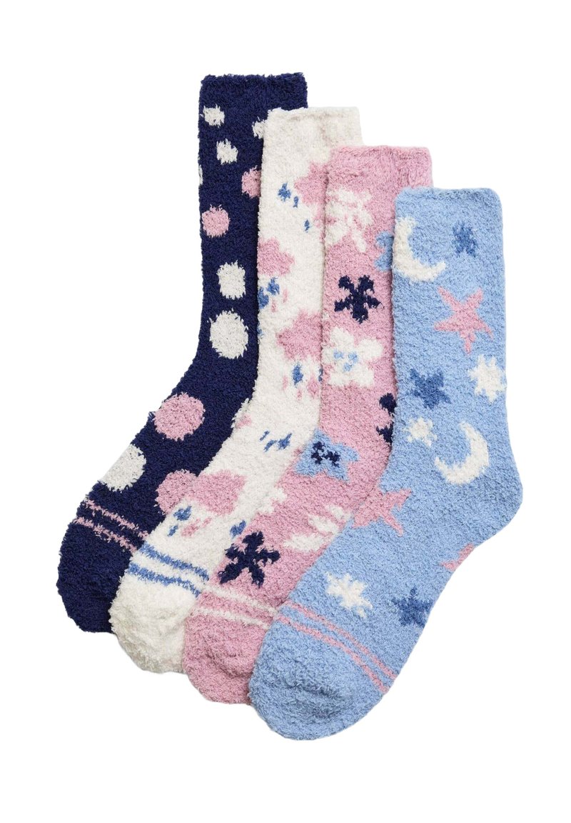Cuatro pares de calcetines de felpa: marino con puntos blancos, crema con flores rosas, rosa con flores azules y azul claro con estrellas y lunas.