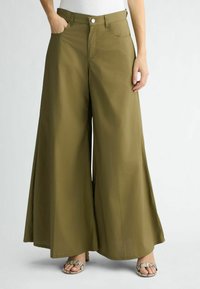 Pantalons amples vert olive en tissu léger, dotés d'une fermeture à boutons, de poches latérales et d'une texture lisse.