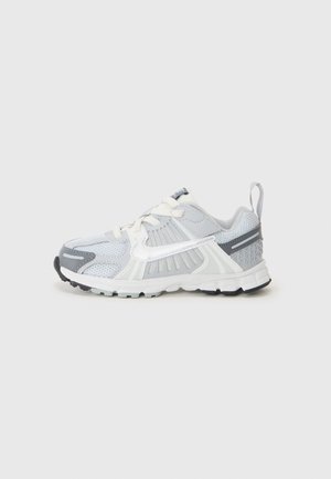 VOMERO 5 UNISEX - Lära-gå-skor - pure platinum-coloured/metallic silver-coloured/summit white/dark grey