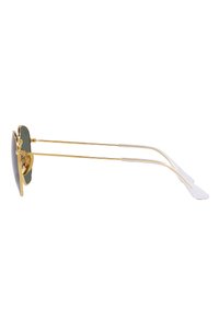 Occhiali da sole in metallo dorato con lenti verdi, dotati di steli sottili, forma rotonda e un logo discreto sul lato. Terminali trasparenti sugli steli.
