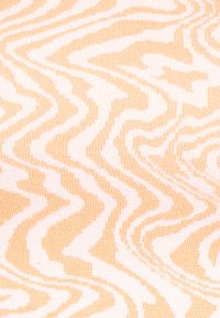 Design de tecido abstrato em pêssego suave e branco, com padrões ondulados e uma estrutura de malha texturizada.