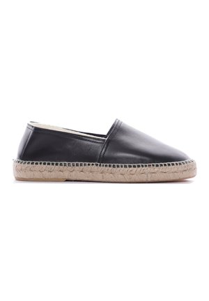 Espadrille de cuero negro con suela de yute trenzado, superficie suave, puntera redondeada y paneles laterales elásticos para fácil colocación.