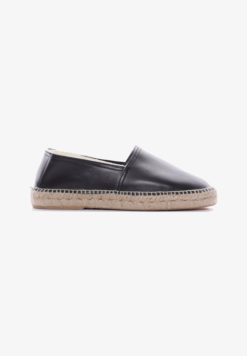 Espadrillas nere in pelle con suola in juta intrecciata, superficie liscia, punta arrotondata e pannelli laterali elasticizzati per indossarle facilmente.