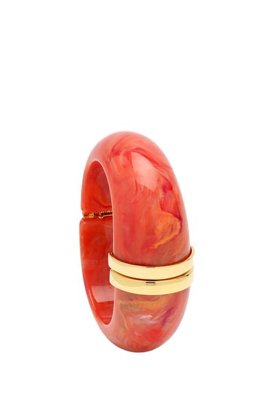 Piros márványozott gyantakarika sima felülettel és aranyszínű fém díszsávval. Ívelt forma fényes kivitelben, zökkenőmentes nyitással.