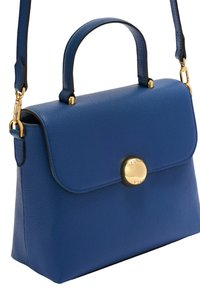 Borsa a tracolla in pelle blu texturizzata con manico superiore, tracolla regolabile e chiusura con clasp circolare dorato sul copri flap anteriore.