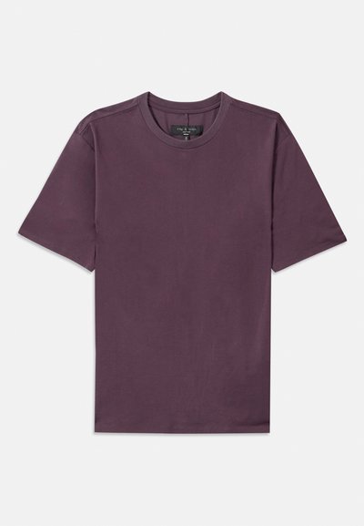 Schlichtes T-Shirt mit kurzen Ärmeln und Rundhalsausschnitt in dunklem Mauve, mit sichtbarem Markenlabel, das in den Kragen genäht ist.