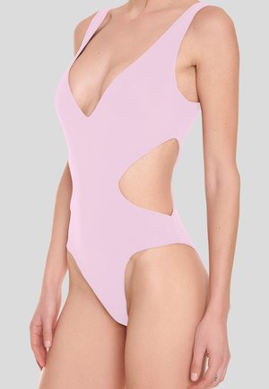 Rosa Badeanzug mit tiefem V-Ausschnitt, seitlichen Ausschnitten und breiten Trägern. Glatte Textur, minimalistisches Design.