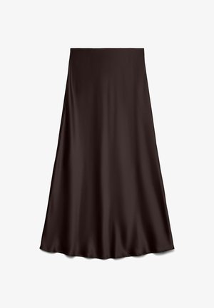 Barna szatén szoknya, folyamatos formával és sima textúrával, A-vonalú szabással és enyhén bővülő szegéllyel az alján.