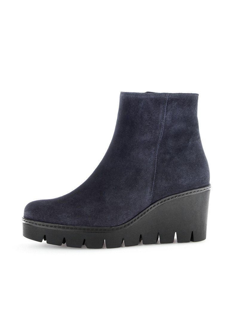 Bottines à talons compensés en daim bleu marine, avec un design épuré, un dessus texturé et une semelle plateforme noire nervurée pour plus de hauteur.