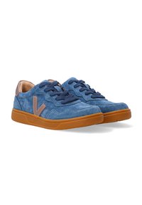 Blaue Wildledersneaker mit braunen Lederakzenten, runder Form, Gummisohlen und blauen Schnürsenkeln. Merkmale ein "V"-Logo an der Seite.