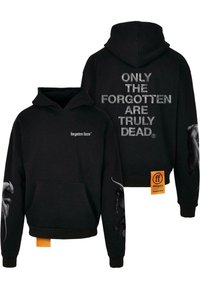 Sweat à capuche noir avec une poche avant ; présente un texte blanc au dos, un motif sur les manches, et une étiquette avec le logo et le poids du tissu.