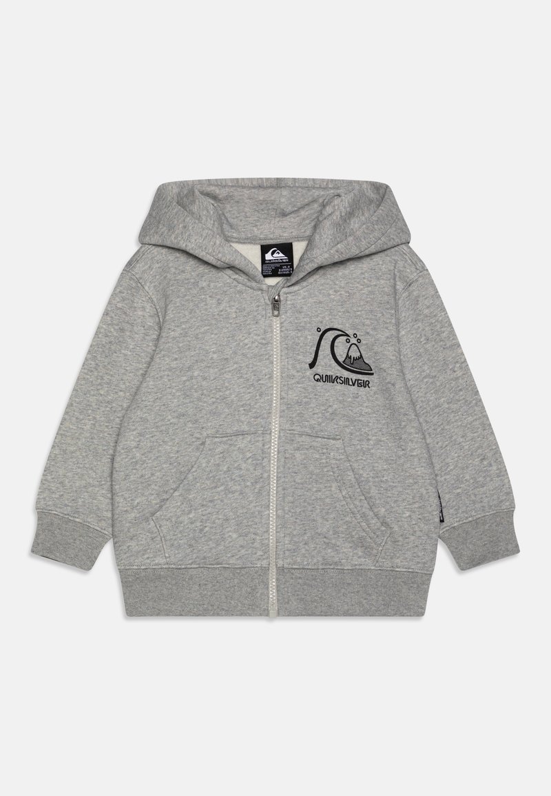 Felpa grigia con zip realizzata in materiale morbido, caratterizzata da un logo frontale e due tasche laterali. Include un cappuccio ampio e polsini a costine.