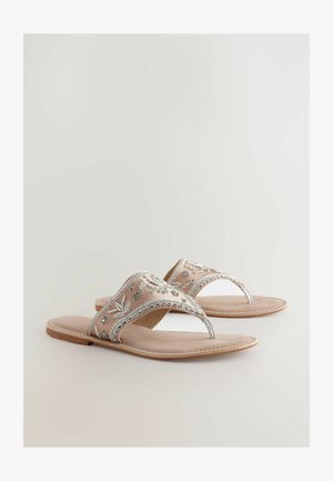 Hímzett, világos rózsaszín slip-on szandál ezüst részletekkel. Széles, díszített pánttal és lapos talppal rendelkezik, így alkalmi viselethez tökéletes.