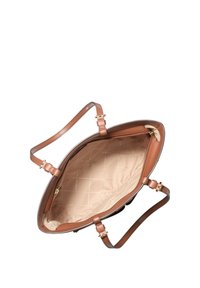 Bolso tote de cuero marrón con dos asas y herrajes dorados. El interior cuenta con un forro acolchado beige con un sutil patrón de logo.