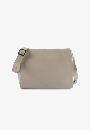 Beige Leder-Umhängetasche mit rechteckiger Form, verstellbarem Riemen und dezentem Branding am unteren Rand. Glatte Textur mit minimalen Akzenten.