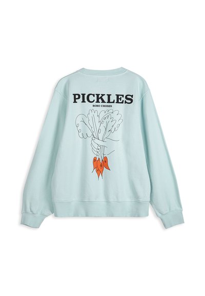 Sweat-shirt bleu clair avec le texte « PICKLES » et une main tenant des légumes-feuilles aux racines orange imprimée au dos.