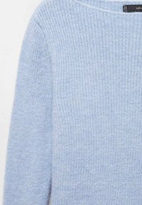 Lichtblauwe geribbelde trui met een ronde halslijn en lange mouwen. Zachte textuur en subtiel patroon versterken het visuele detail.