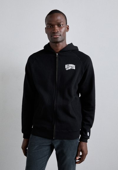Schwarze Zip-Hoodie von Billionaire Boys Club mit einem Logo auf der linken Brust, Kängurutaschen sowie gerippten Bündchen und Saum.
