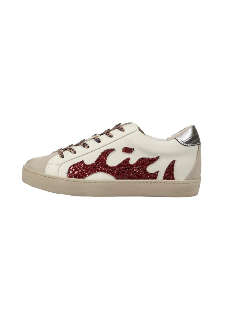 Zapatilla baja blanca con suela beige, diseño de llamas de purpurina roja en un lado, cordones de estampado de leopardo y lengüeta trasera metálica plateada.