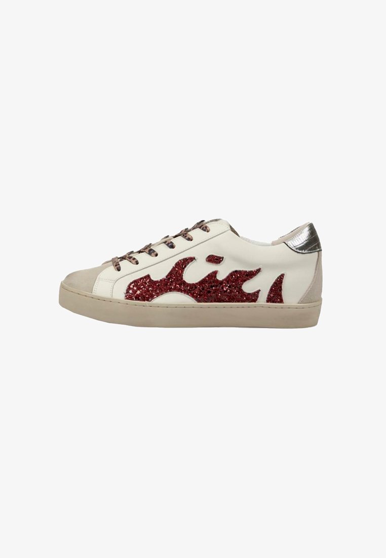 Sneaker bianco low-top con suola beige, design a fiamma rossa glitterato sul lato, lacci con stampa leopardata e linguetta sul tallone in metallo argentato.