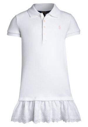 Hvid polo-kjole med korte ærmer, tre knapper og flæset blondekant, med lille broderet logo på brystet.
