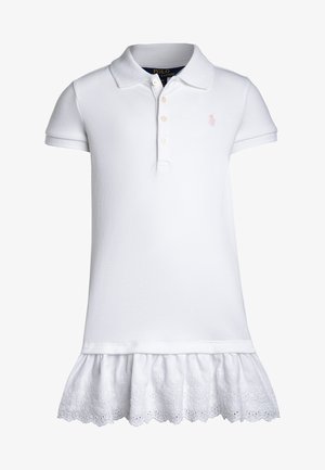 Robe polo blanche à manches courtes avec trois boutons et un ourlet en dentelle froufroutante, avec un petit logo brodé sur la poitrine.