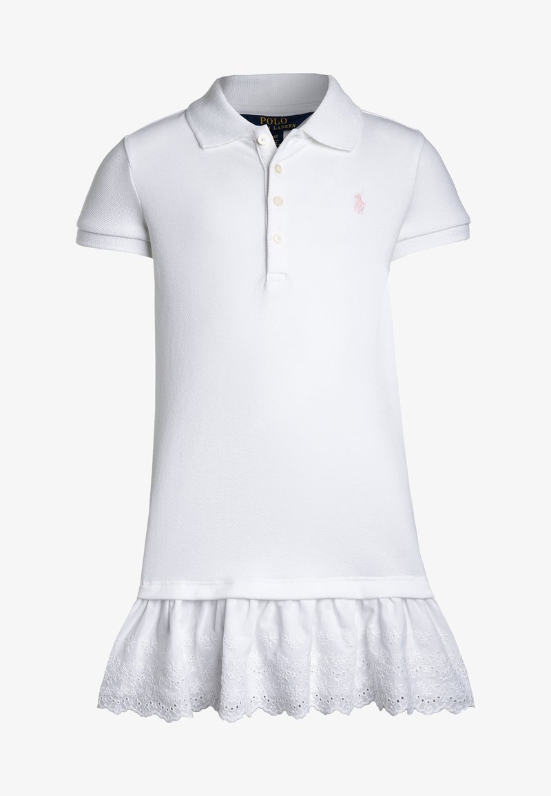 Robe polo blanche à manches courtes avec trois boutons et un ourlet en dentelle froufroutante, avec un petit logo brodé sur la poitrine.