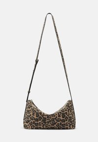 Schultertasche im Leopardenmuster aus Stoff, mit einer geschwungenen Form, schwarzem Tragegurt und Reißverschluss. Akzente umfassen eine glatte Textur.