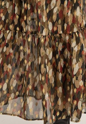 Tissu transparent superposé dans des tons sombres avec un imprimé de feuilles en rouge, or et crème. Présente une taille froncée et une silhouette fluide.