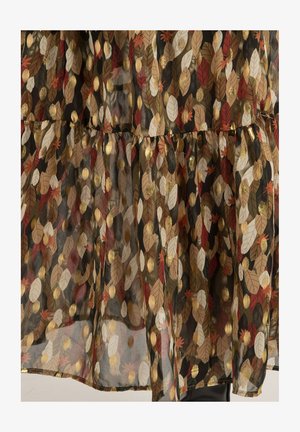 Tissu transparent superposé dans des tons sombres avec un imprimé de feuilles en rouge, or et crème. Présente une taille froncée et une silhouette fluide.