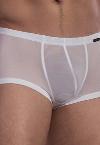 Boxer da uomo bianchi realizzati in tessuto trasparente a coste. Presentano una vestibilità aderente con un girovita liscio e cuciture minime per il massimo comfort.