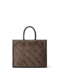 Sac à main matelassé marron avec une texture en fourrure douce sur le devant, des poignées et des bordures en cuir lisse. Forme rectangulaire, design spacieux.