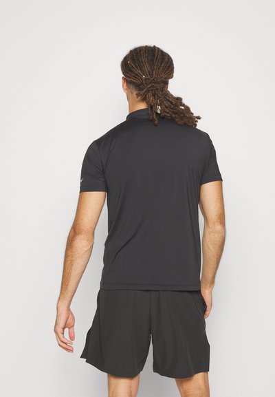T-shirt de sport noir à manches courtes et col haut, fabriqué en tissu lisse et léger, associé à un short noir assorti.