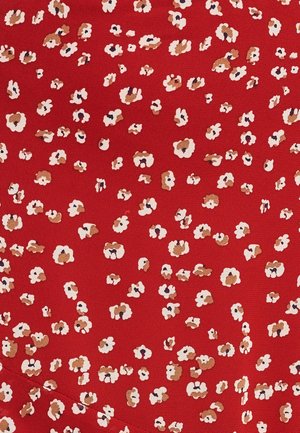 Raudona medžiaga su išsibarstytu gėlių raštu kremine ir šviesiai ruda spalva, kurioje yra mažų, netaisyklingų formų ir tamsiai mėlynų akcentų. Minkšta tekstūra.