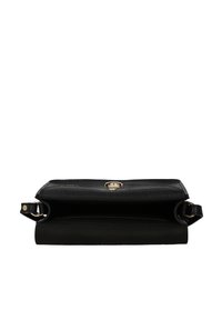 Borsa clutch in pelle nera con motivo a coccodrillo testurizzato, dettagli in oro, chiusura a scatto magnetica e doppi manici laterali per versatilità.