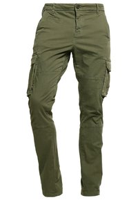 Spodnie cargo w kolorze oliwkowej zieleni o prostym kroju, wykonane z wytrzymałej tkaniny, wyposażone w liczne boczne kieszenie oraz zapięcie na zamek błyskawiczny.
