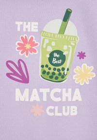 Design grafico con sfondo viola chiaro, una tazza di bubble tea verde, accenti floreali e testo bianco in grassetto con scritto "MATCHA CLUB."