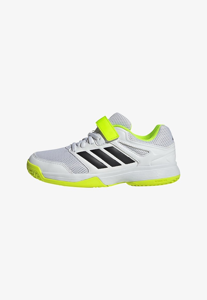 Witte sportschoen met zwarte strepen, groene accenten, van mesh materiaal, rubberen zool en een klittenbandsluiting. Opvallende textuur op de bovenkant.
