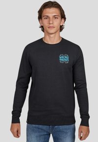 Svart sweatshirt med långa ärmar, rundad halsringning och en turkos "WRONG FRIENDS" grafisk design på bröstet. Mjukt tyg, avslappnad passform.