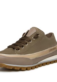 Sneaker in camoscio e pelle marrone con accenti beige, punta rotonda e suola in gomma. Presenta lacci tonali e occhielli metallici per una vestibilità sicura.