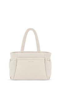 Sac fourre-tout rembourré beige avec poignées doubles, poche avant et détails froncés sur les côtés. Texture lisse avec un design minimaliste.