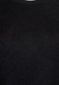 Črna pletena jopica z okroglo ovratnico, mehkobo in gladkim zaključkom. Tkanina nabira minimalno količino dlak.