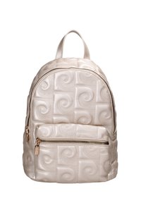 Zaino beige trapuntato con un motivo a spirale testurizzato, dotato di maniglia superiore, doppie cerniere e una tasca frontale con cerniera e accentuazioni metalliche.