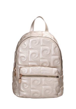 Gesteppter beiger Rucksack mit einem strukturierten Wirbelmuster, ausgestattet mit einem oberen Griff, doppelten Reißverschlüssen und einer frontalen Reißverschlusstasche mit metallischen Akzenten.